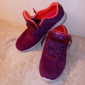 Skechers tennis shoes size 11 in Red